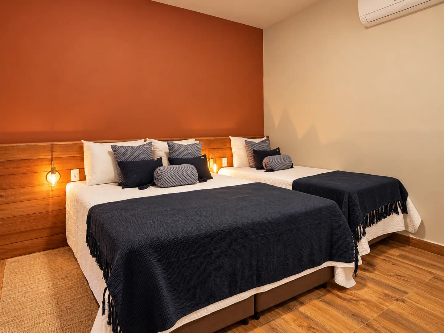 Suíte 1: cama queen e cama de solteiro