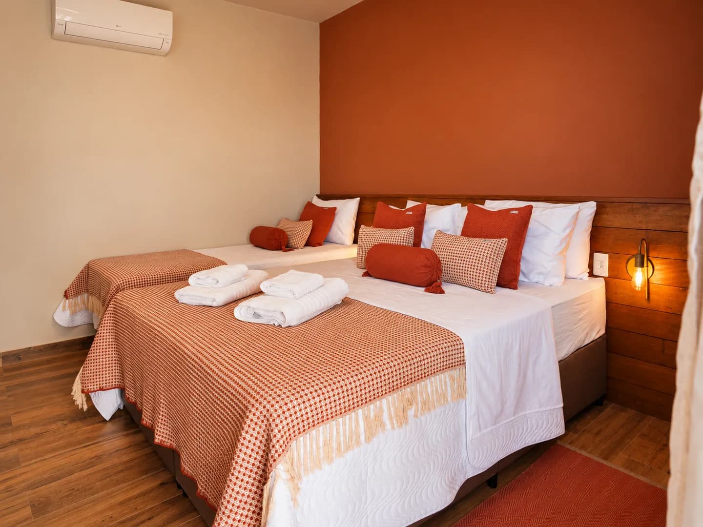 Suíte 3: cama queen e cama de solteiro