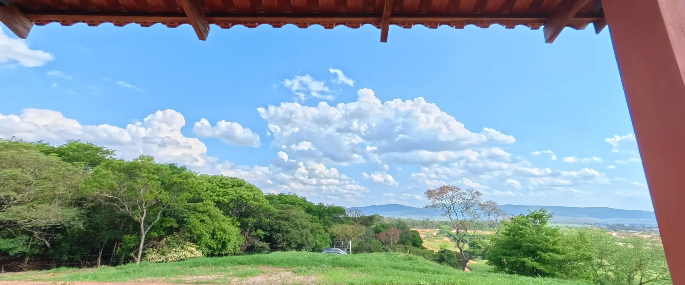 A varanda da pousada e a vista para o campo