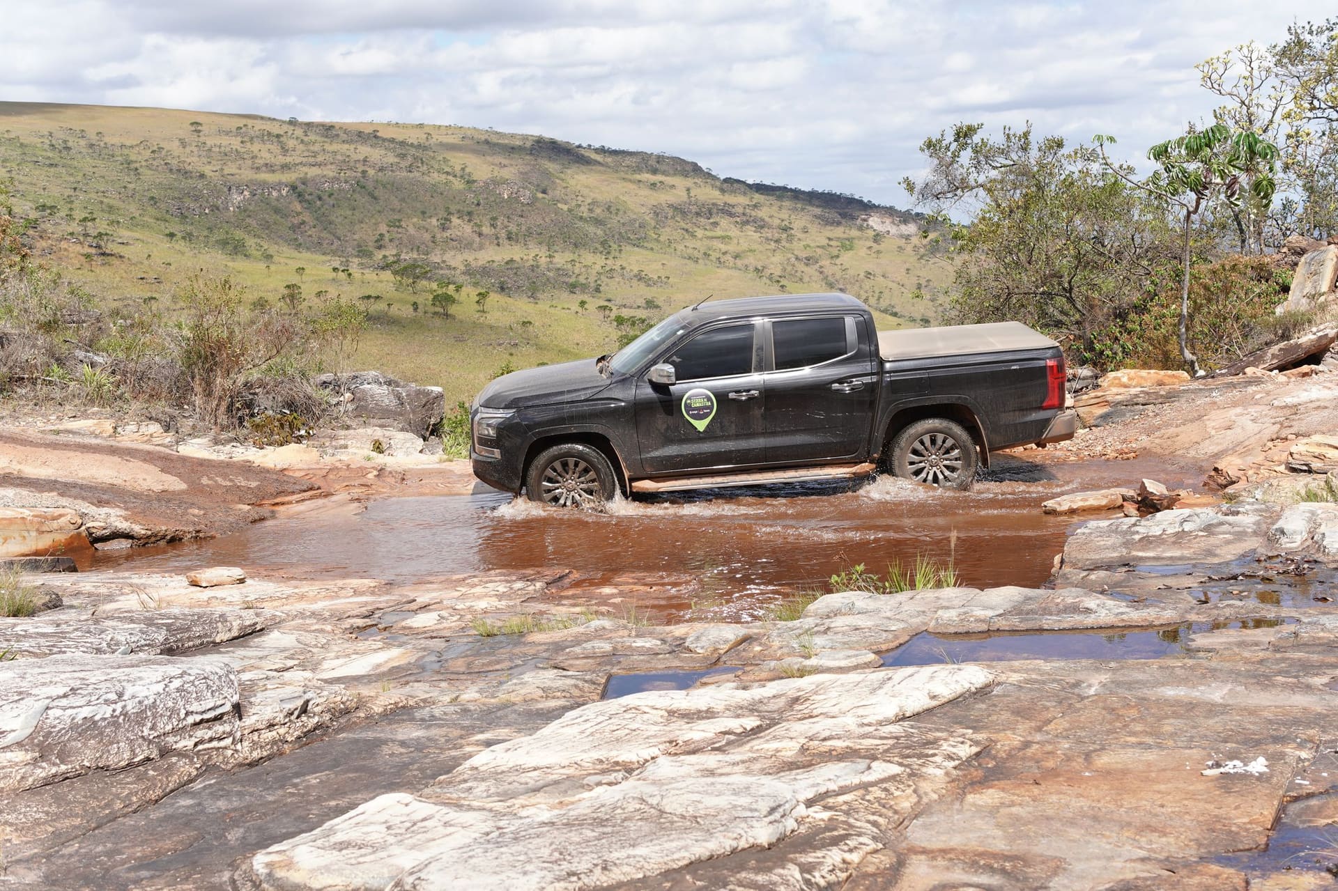 Veículo 4x4 atravessando rio na Serra da Canastra
