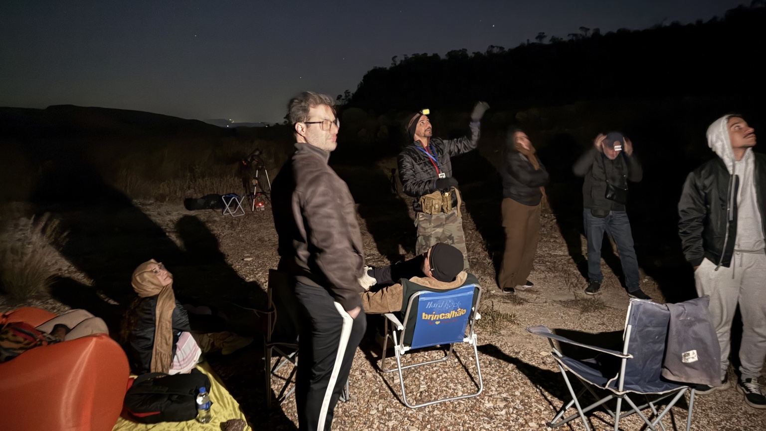 Grupo reunido para a interpretação do céu noturno